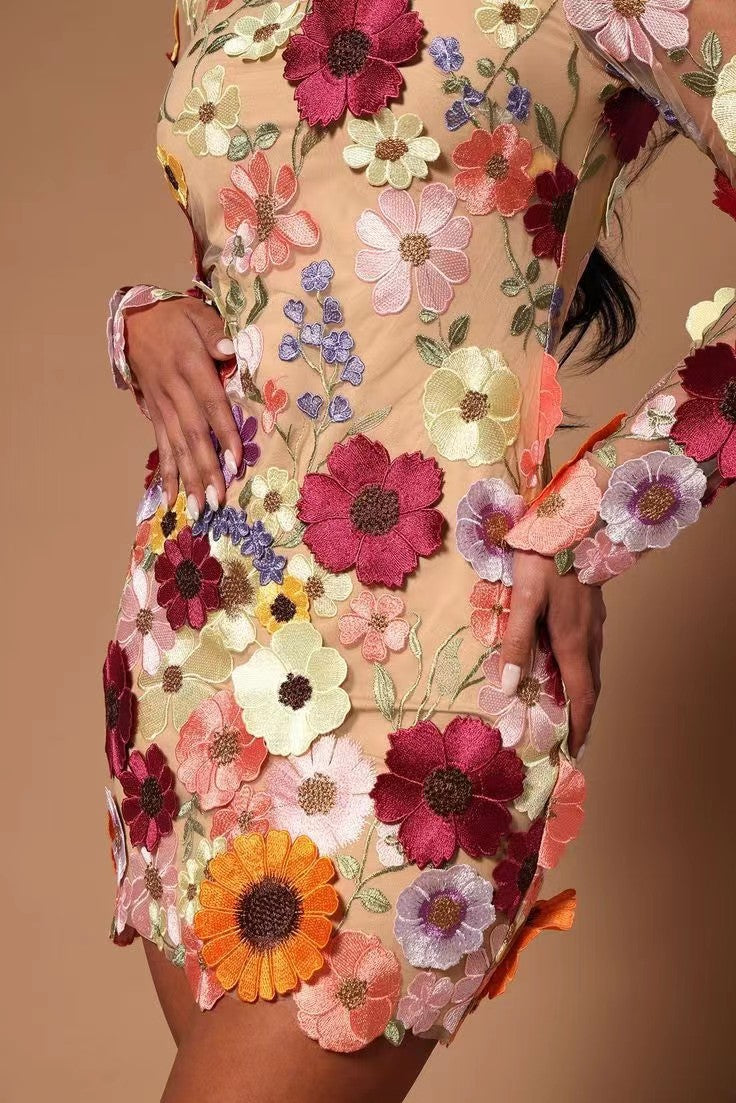 Vestido Bordado com Flores em Tule Manga Longa Justo Amsterdam