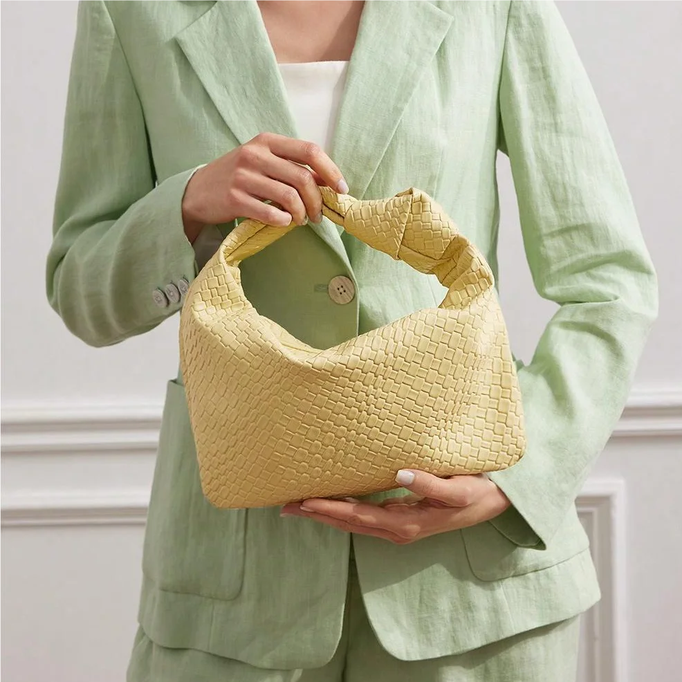 Bolsa Eloá – Elegância Atemporal com Detalhes em Couro