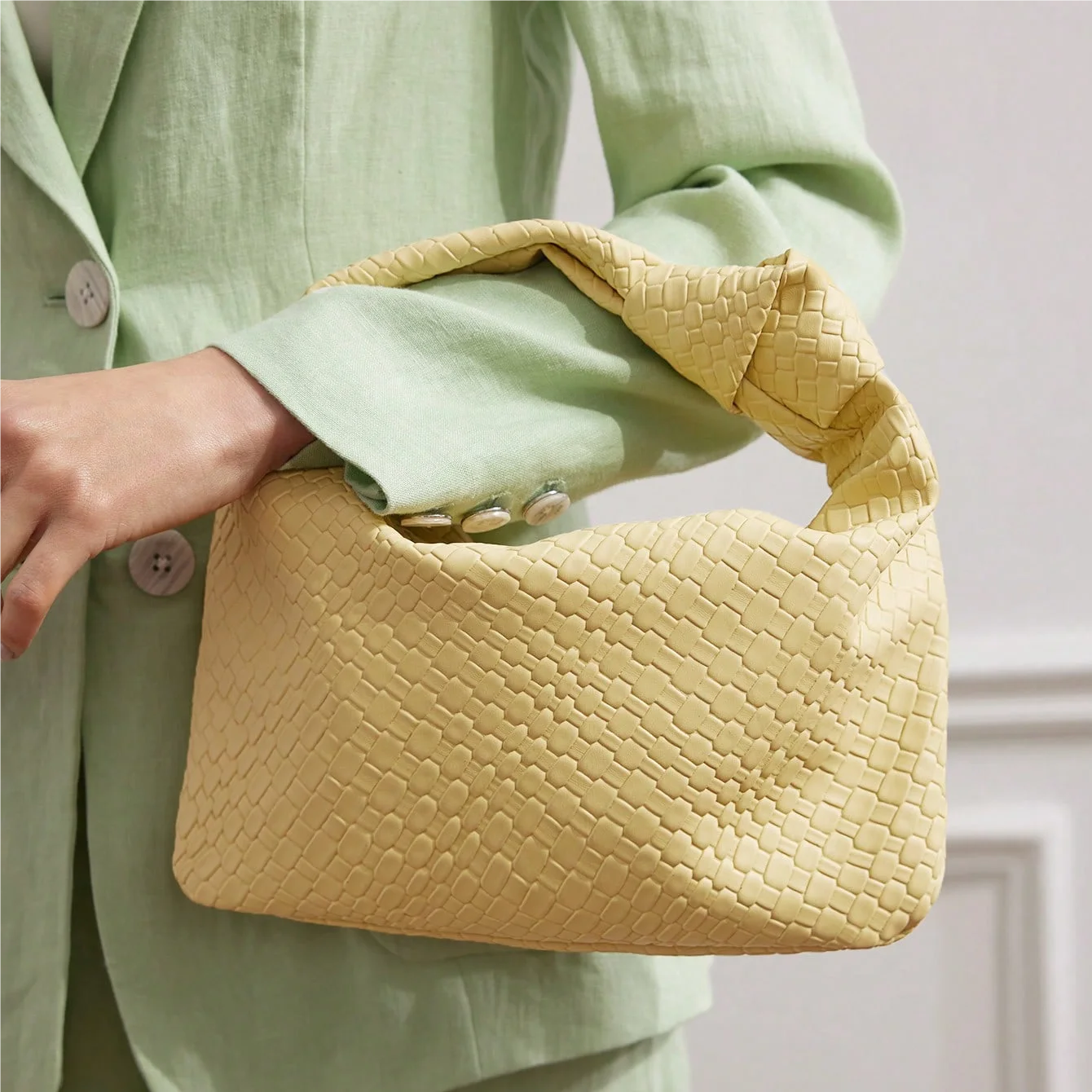 Bolsa Eloá – Elegância Atemporal com Detalhes em Couro