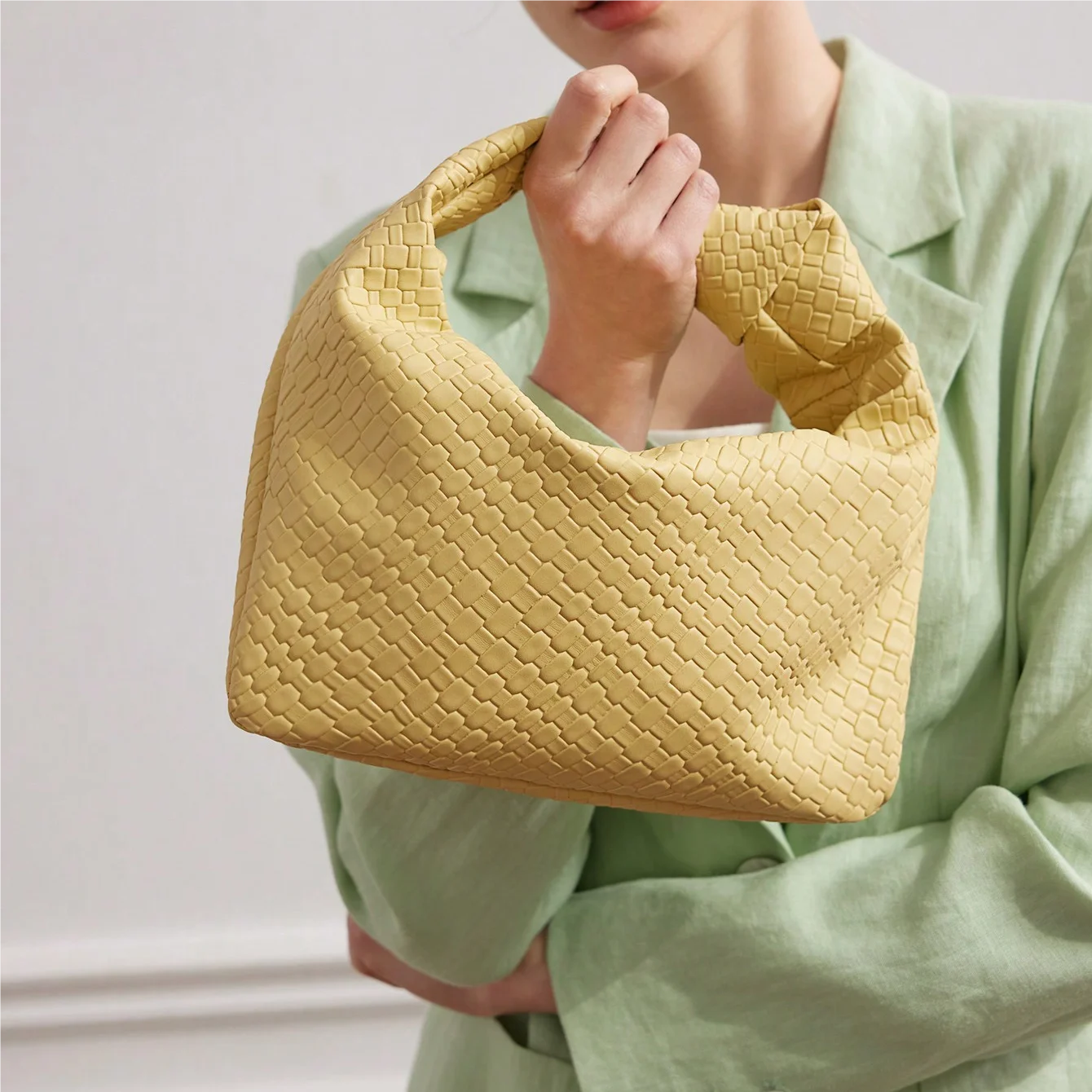 Bolsa Eloá – Elegância Atemporal com Detalhes em Couro